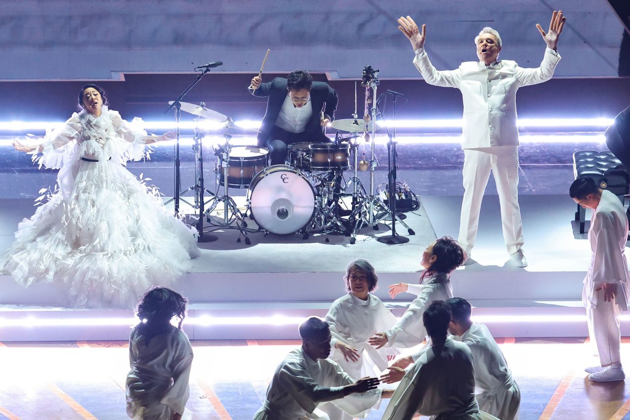 Stephanie Hsu et David Byrne interprètent la chanson nominée aux Oscars 