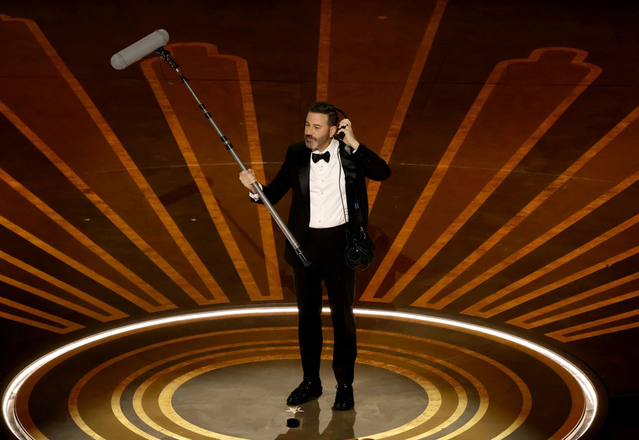 Kimmel tient un microphone sur scène.  Il a également animé l'émission en 2017 et 2018.