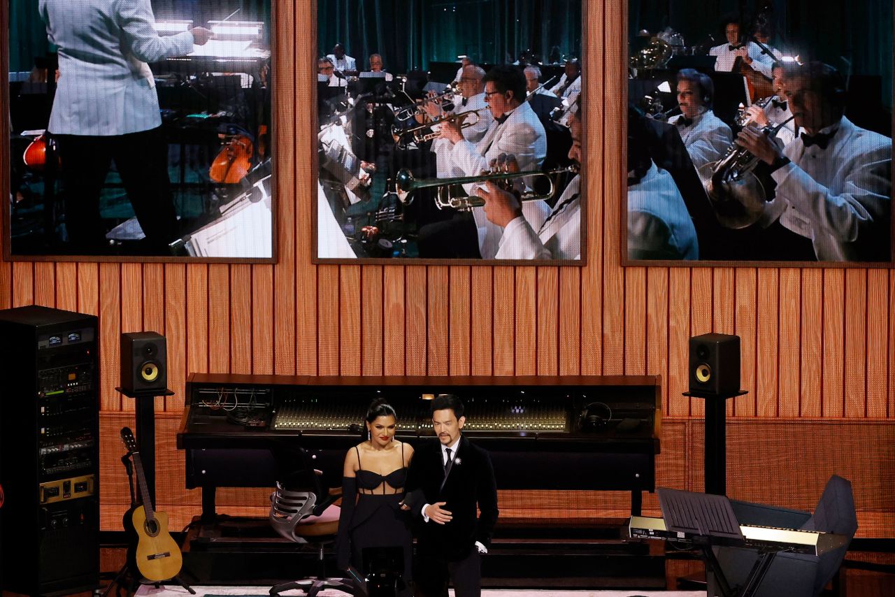 Mindy Kaling et John Cho présentent l'Oscar de la meilleure musique originale.