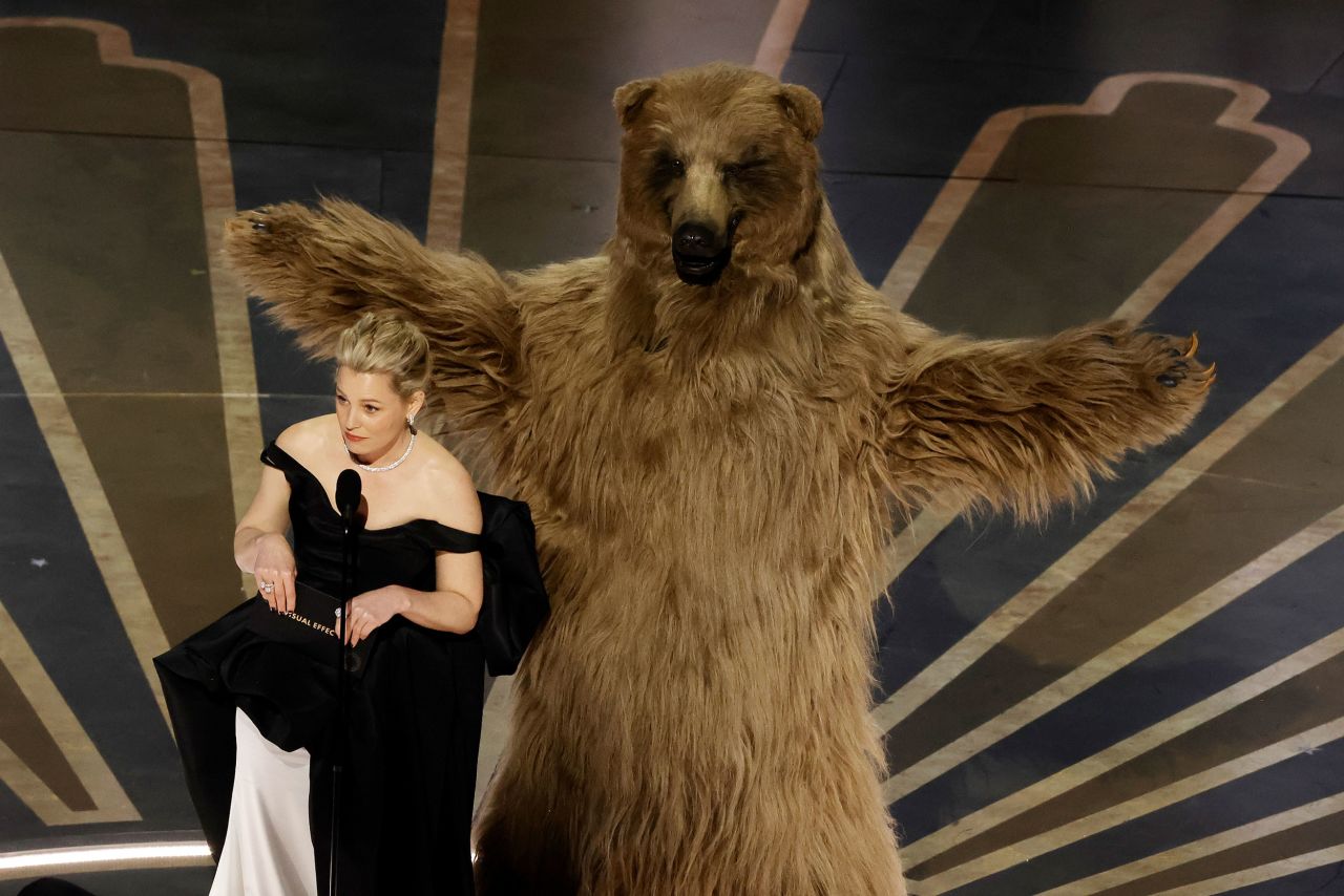 Elizabeth Banks does an on-stage bit with a "cocaine bear."