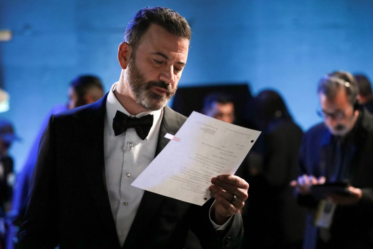 L'animateur Jimmy Kimmel lit quelque chose dans les coulisses pendant le spectacle.