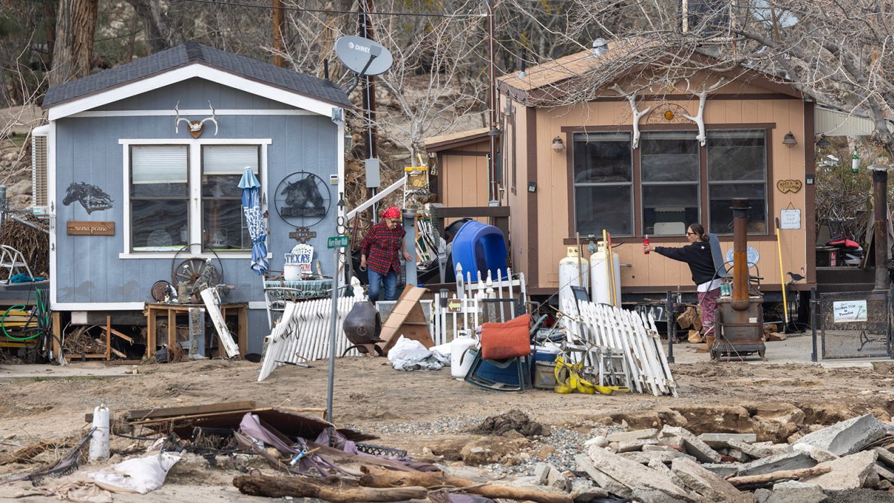 شوهدت منازل المقطورات المتضررة في 12 مارس في أعقاب الفيضان الناجم عن الثلج الذائب الذي رفع نهر كيرن من حوالي 6 أقدام إلى 17 قدمًا في كيرنفيل ، كاليفورنيا. 