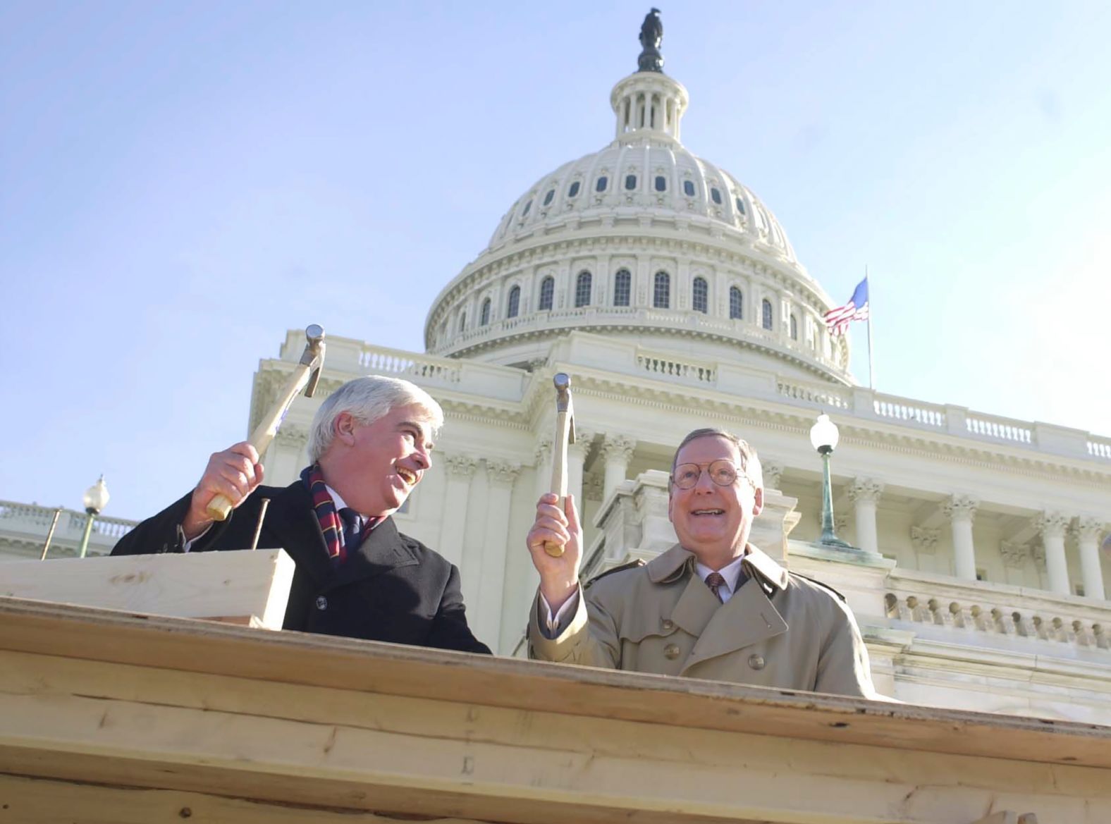 McConnell, right, and US Sen. Chris Dodd drive ceremonial first nails into an inauguration platform at the US Capitol in December 2000.