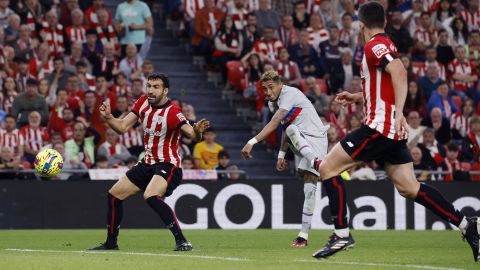 Raphinha scores the only goal of the game against Bilbao.