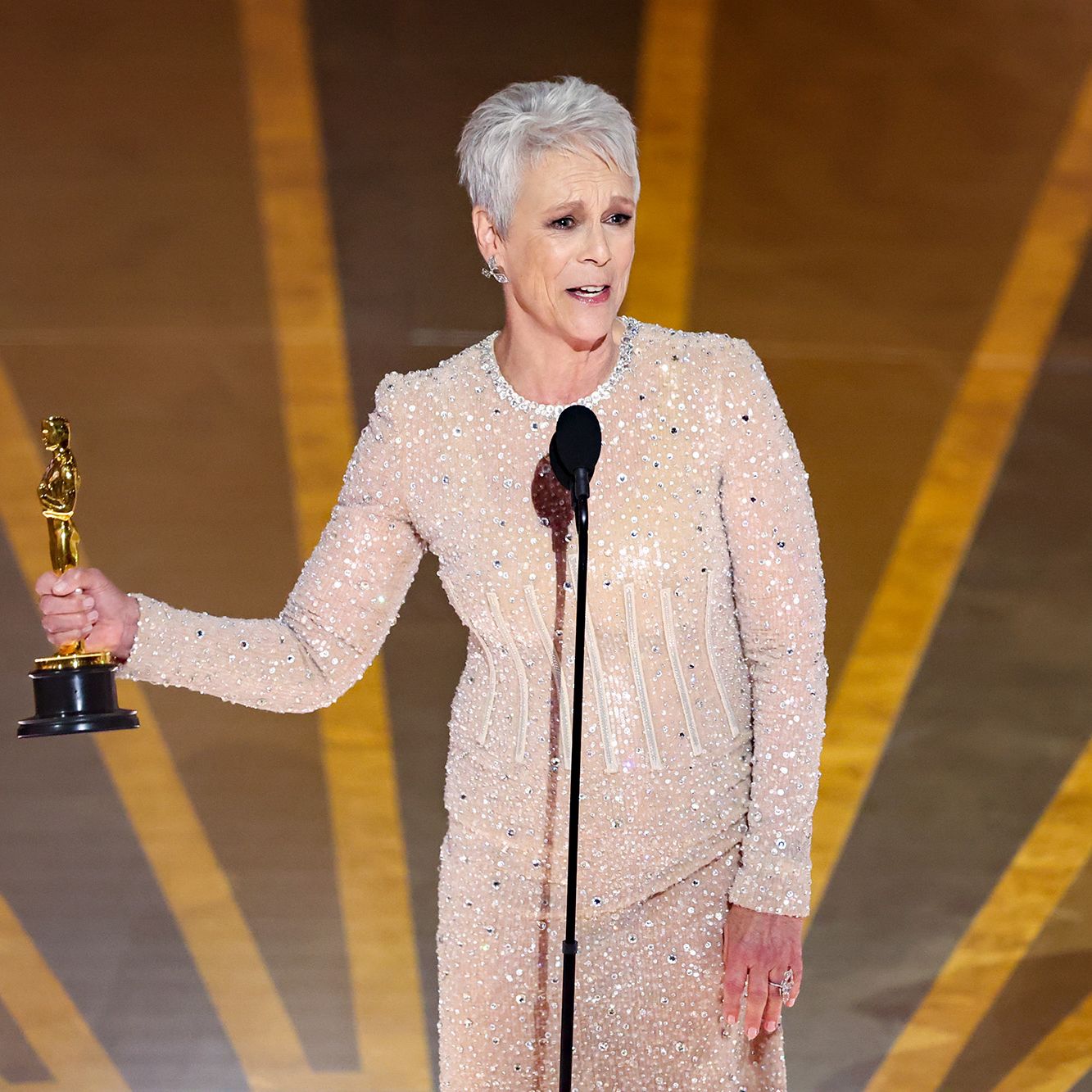 Jamie Lee Curtis wins her first Oscar, references movie star parents who  never scooped top prize | CNN