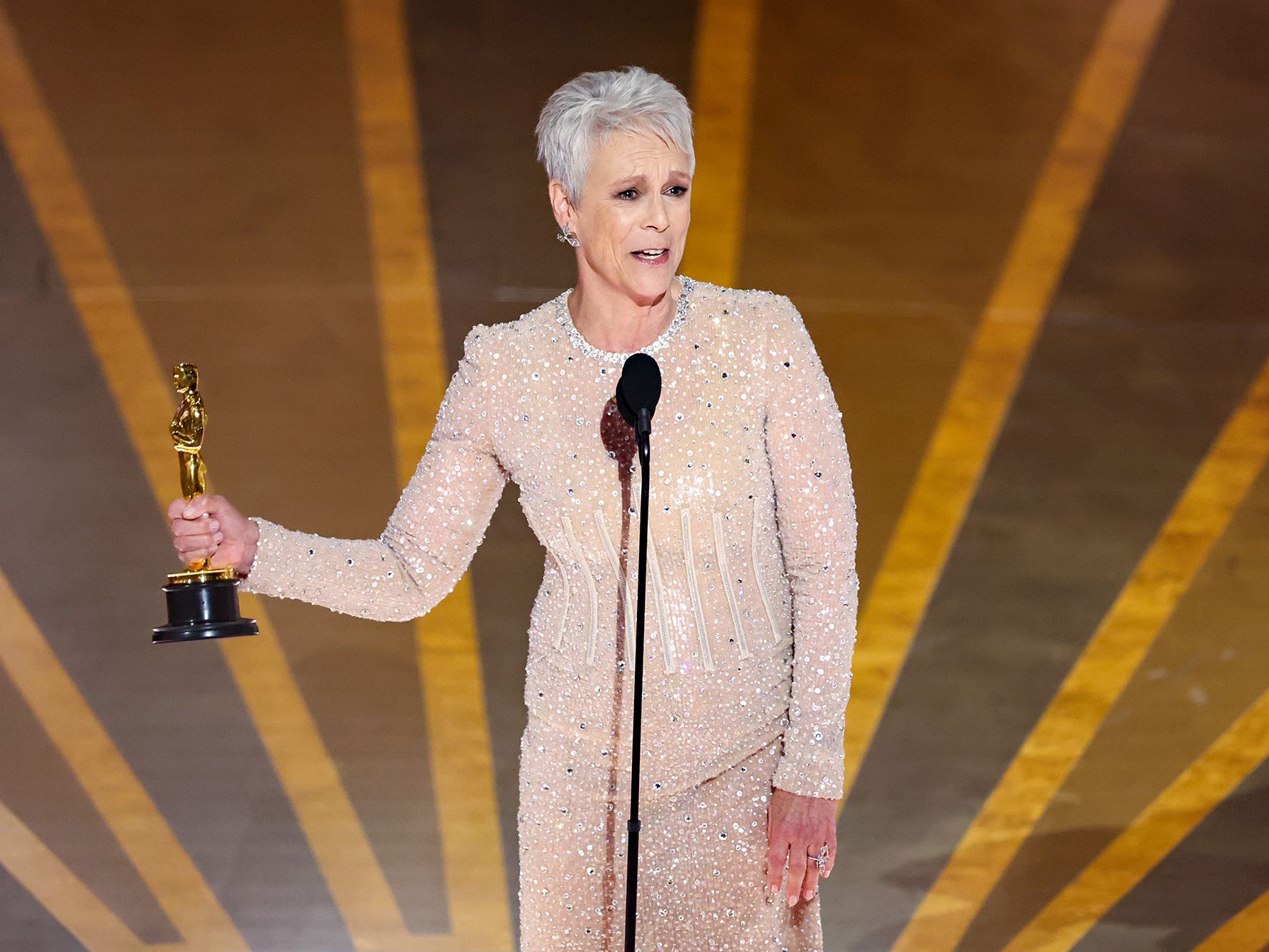 Jamie Lee Curtis wins her first Oscar, references movie star parents who  never scooped top prize | CNN