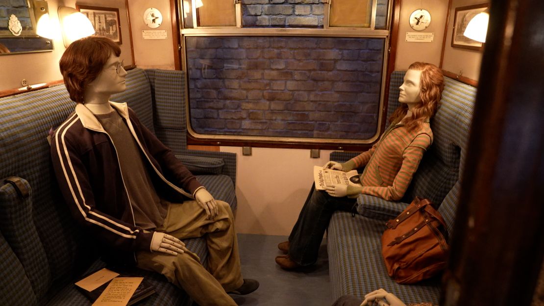 Mannequins representing the characters of Harry Potter and Hermione Granger on board the set of the Hogwarts Express in Tokyo.