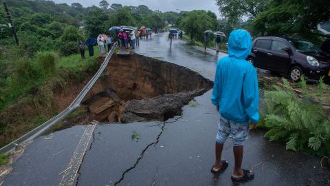 Vista general de una carretera colapsada debido a las inundaciones provocadas por las fuertes lluvias provocadas por el ciclón tropical Freddy en Blantyre, Malawi, el lunes.