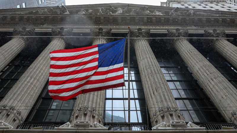 Read more about the article Dow falls 500 points as banking fears spread – CNN