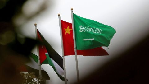 Banderas chinas y saudíes en Riad en diciembre de 2022.