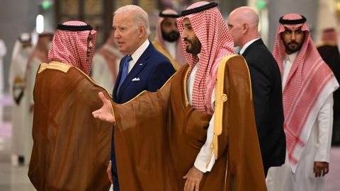 Ο πρόεδρος των ΗΠΑ Τζο Μπάιντεν (κεντροαριστερά) και ο Σαουδάραβας πρίγκιπας διάδοχος Μοχάμεντ μπιν Σαλμάν (κέντρο) στην Τζέντα τον Ιούλιο του 2022.
