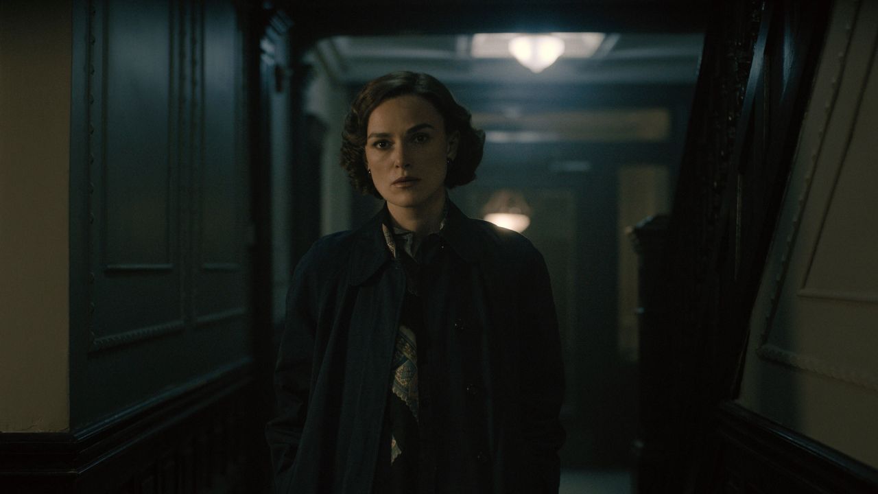 Keira Knightley in a scene from Hulu's "Boston Strangler."