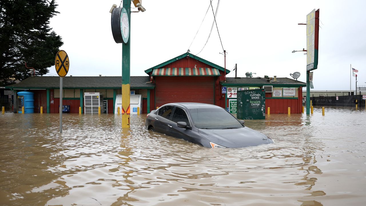 कैलीफोर्निया के पजारो में मंगलवार को बाढ़ के पानी में डूबी एक कार।