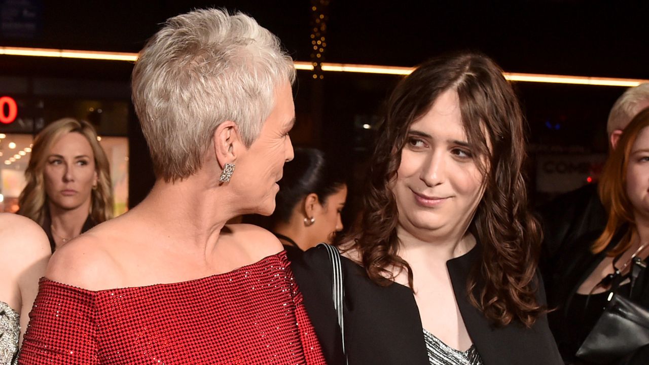 Jamie Lee Curtis Gave Her Oscar Theythem Pronouns In Honor Of Trans Daughter Cnn