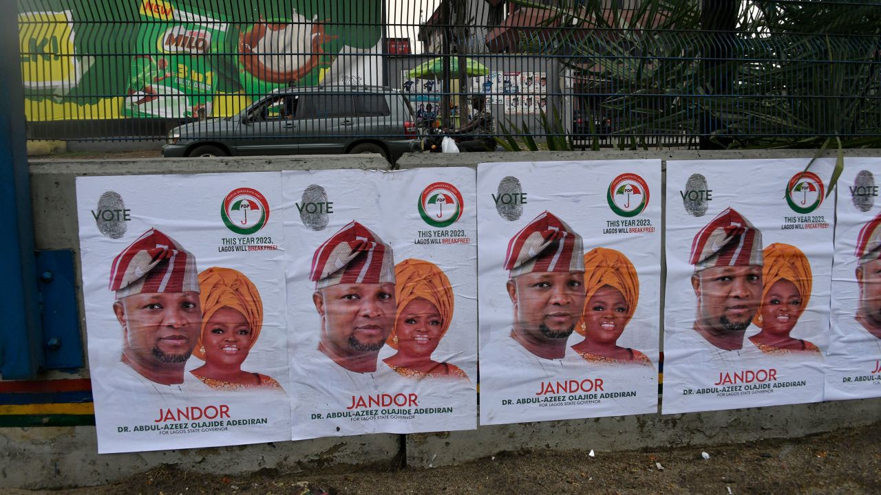 Sebuah dinding dihiasi dengan poster kampanye calon gubernur Lagos dari Partai Rakyat Demokratik (PDP) Abdul-Azeez Olajide Adediran (Jandor) dan cawapres Funke Akindele di Lagos, pada 7 Maret 2023.