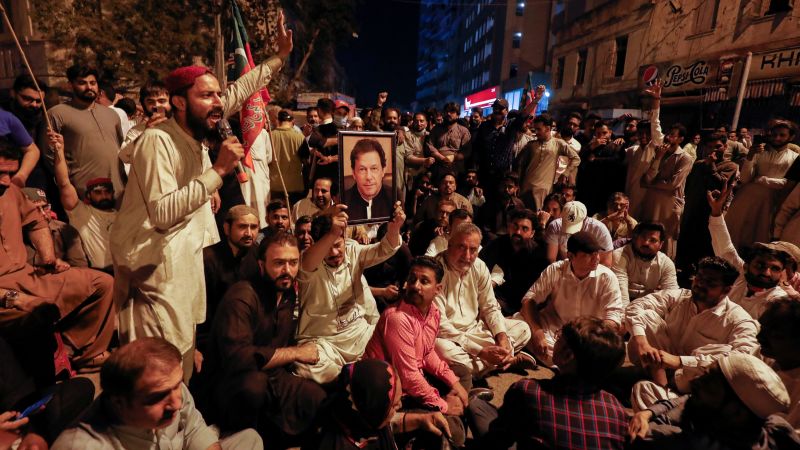 Chaos outside Imran Khan’s home as supporters clash with police attempting to arrest former Pakistani leader | CNN