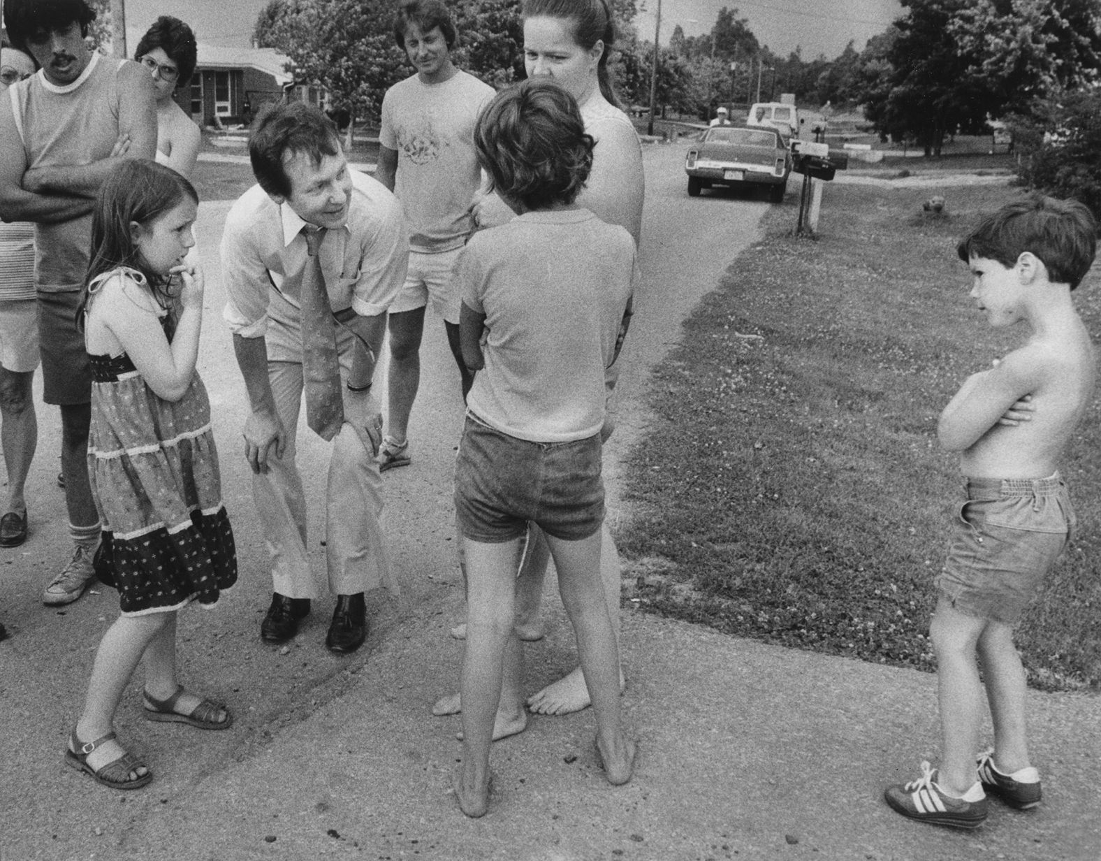 McConnell talks with children as he tours the Minor Lane Heights area of Jefferson County in June 1979. He was joined on the tour by his 6-year-old daughter, Elly, seen at left.