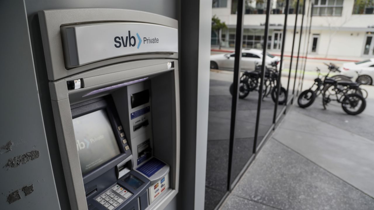 Santa Monica, CA, Monday, March 13, 2023 - Exterior photos of Silicon Valley Bank located on Broadway.