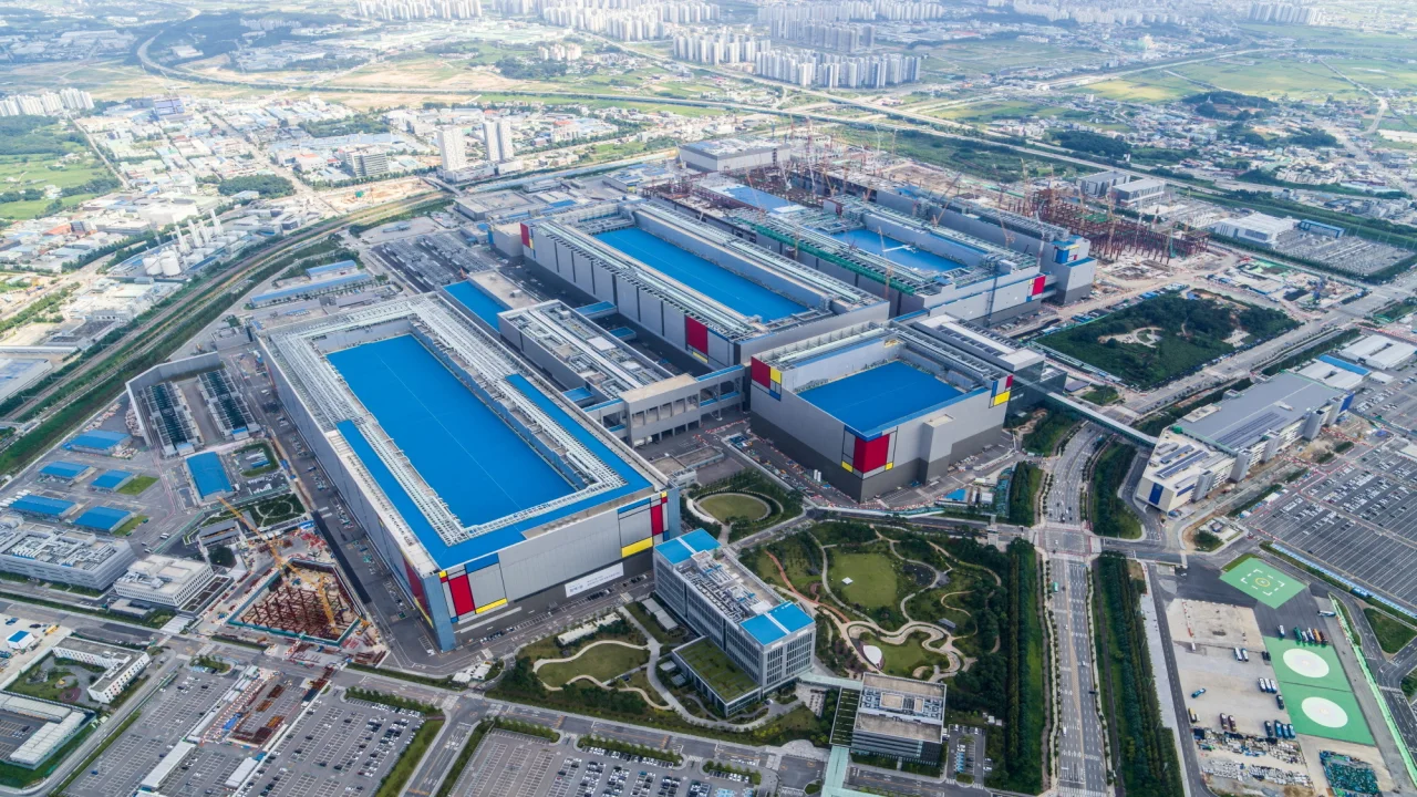 Nhà máy sản xuất chip của Samsung Electronics tại Pyeongtaek, Hàn Quốc, nhìn từ trên không vào ngày 7/9/2022.