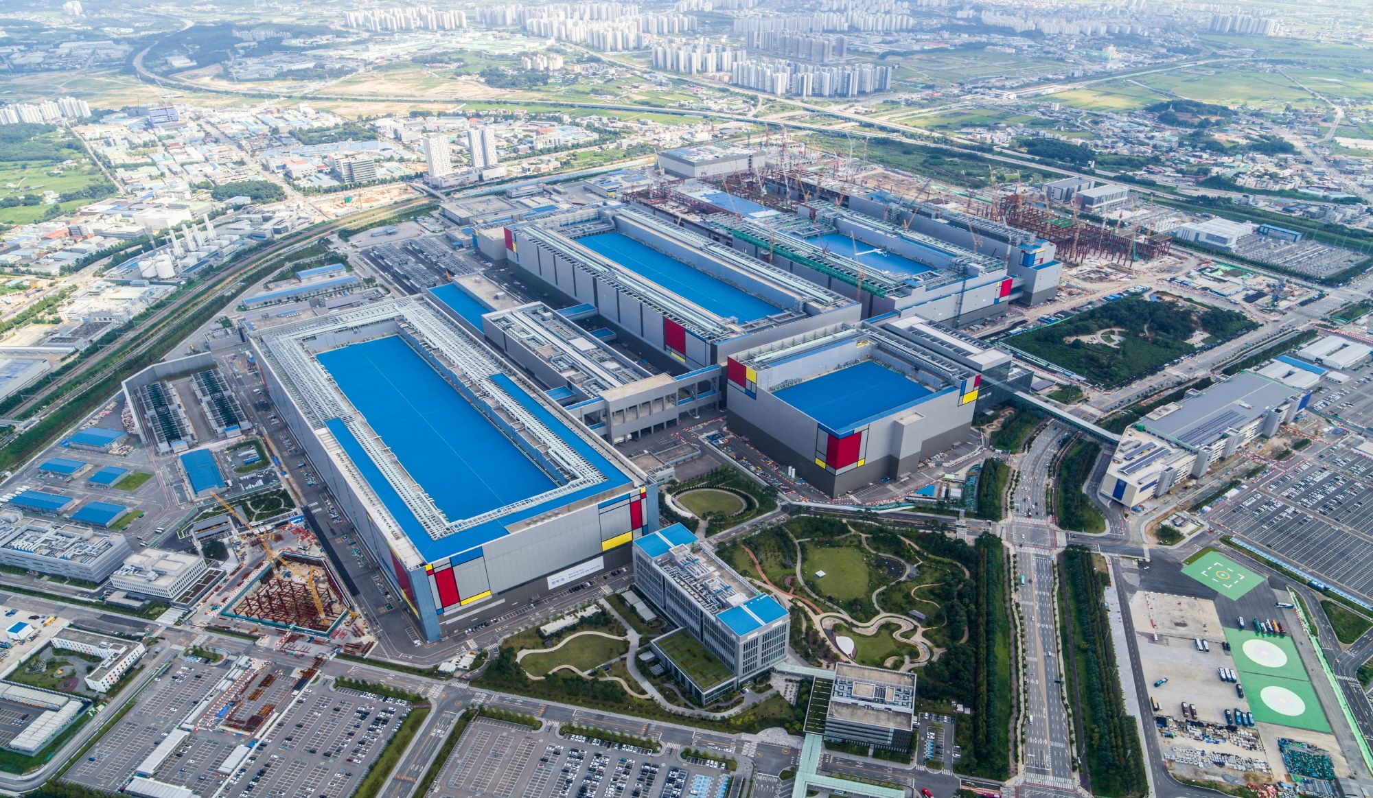 https://media.cnn.com/api/v1/images/stellar/prod/230315012845-01-samsung-chip-production-plant-090722-file.jpg?c=original