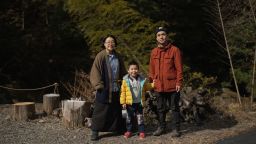 Семейство Йокобори: Михо вляво, Кентаро в центъра и Хирохито вдясно. Kentaro е роден преди почти седем години, първият от 25 години в района в село Kamikawa. 