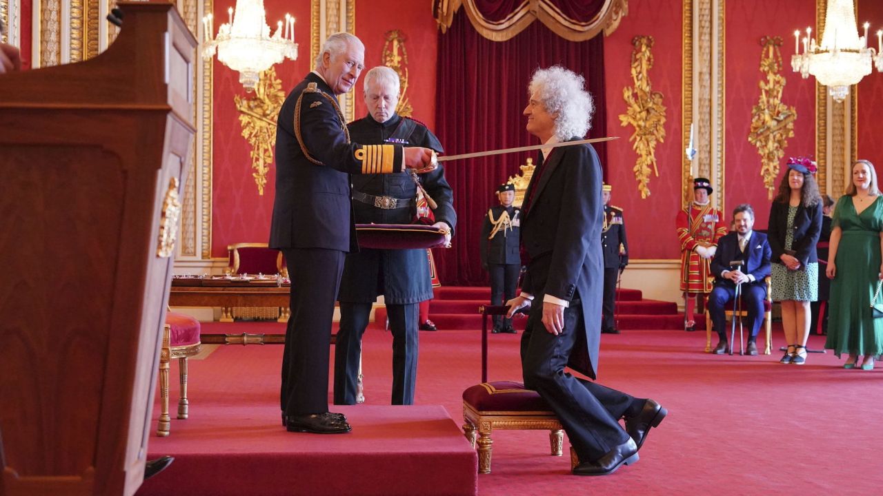 Brian May telah dinobatkan sebagai Sarjana Muda Kesatria oleh Raja Charles III di Istana Buckingham pada hari Selasa, 14 Mac 2023.