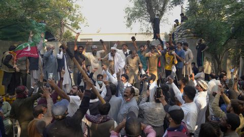 Pendukung mantan Perdana Menteri Imran Khan meneriakkan slogan-slogan anti pemerintah saat mereka berkumpul di luar kediamannya, di Lahore pada hari Rabu.