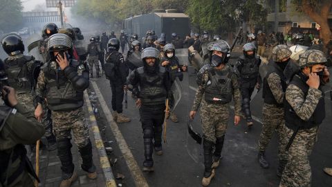 Las tropas paramilitares toman posición mientras los agentes de la policía antidisturbios disparan gases lacrimógenos para dispersar a los partidarios de Imran Khan. 