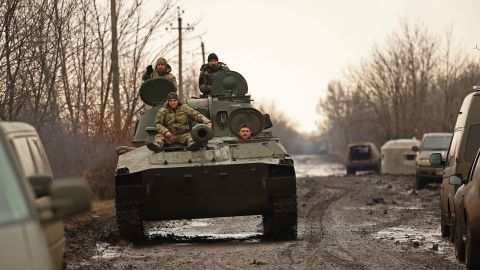 Soldados ucranianos conducen un obús autopropulsado 2C1 en una carretera cerca de Bakhmut el 8 de marzo.