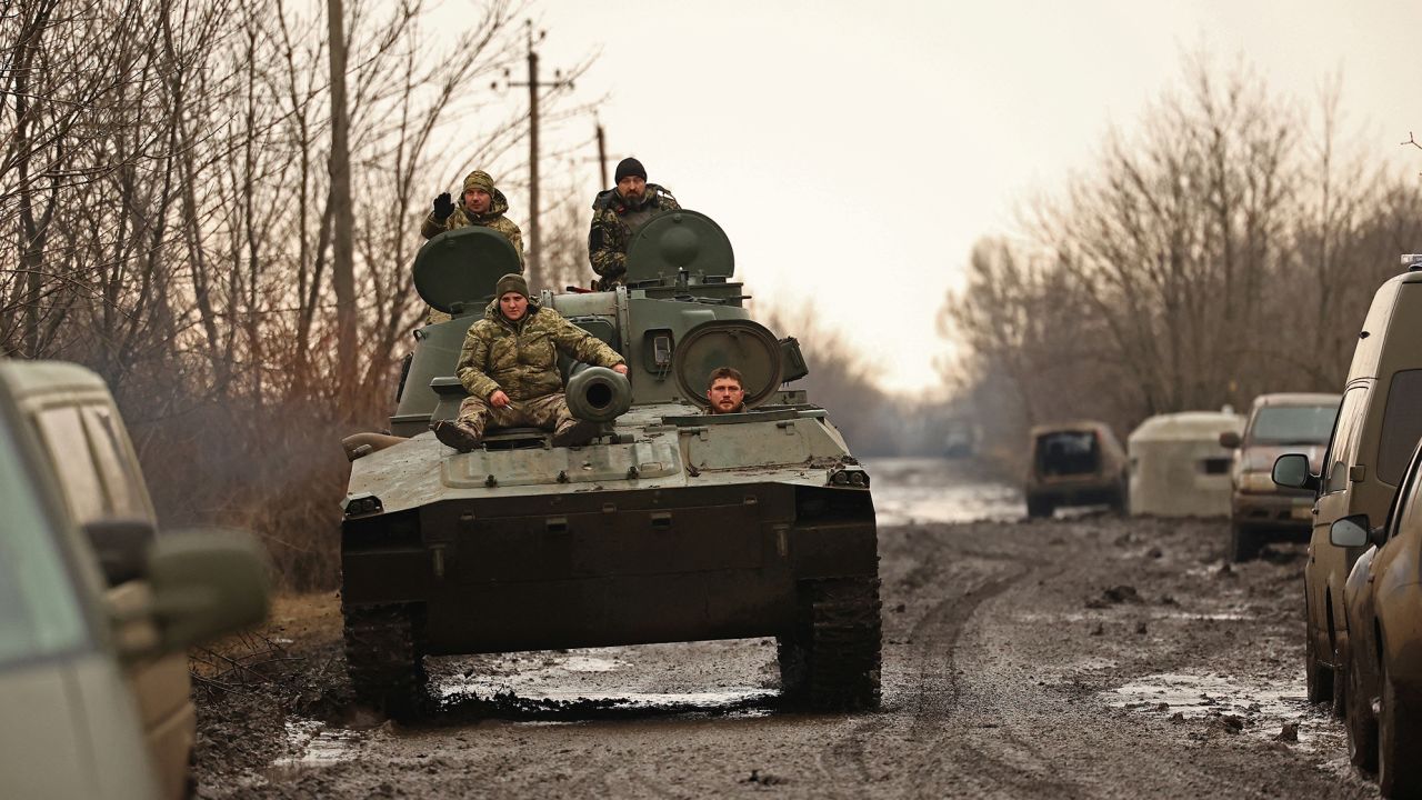 Anggota tentera Ukraine menaiki howitzer gerak sendiri 2C1 di sepanjang jalan berhampiran Bakhmut pada 8 Mac.