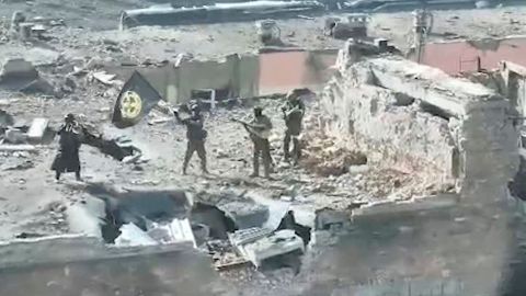 Un fotograma de un video publicado por el servicio de prensa de Prigozhin el 2 de marzo muestra a los combatientes de Wagner de pie con una bandera en lo alto de un edificio en Bakhmut.