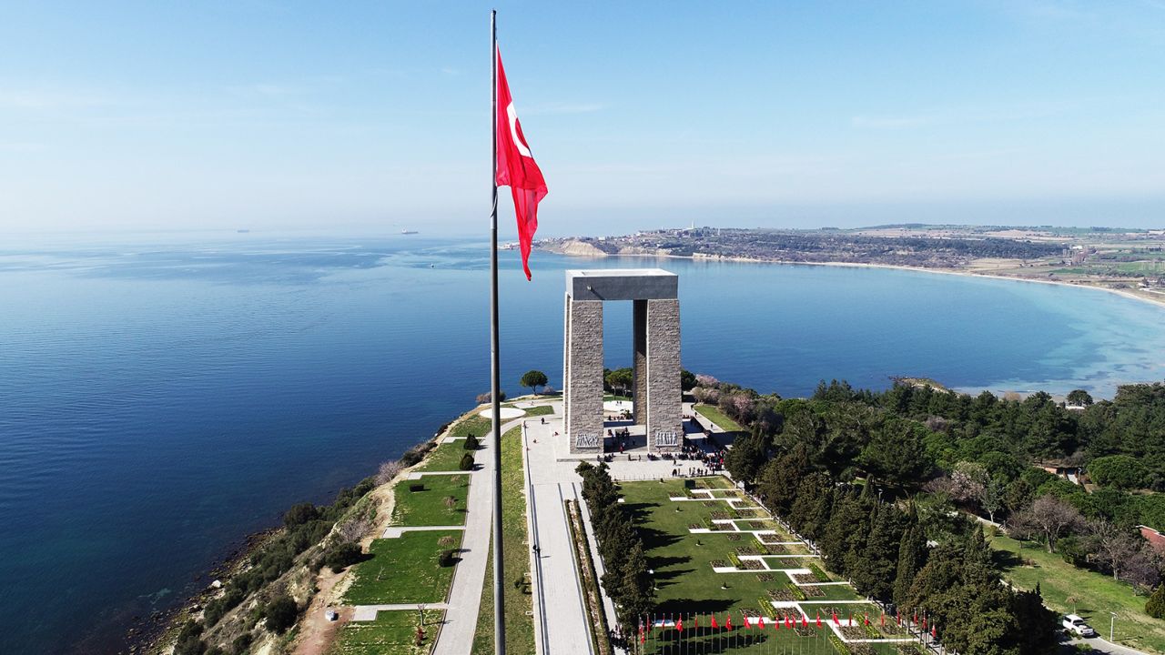 The Çanakkale Martyrs' Memorial commemorates Turkish soldiers who participated in the Battle of Gallipoli.