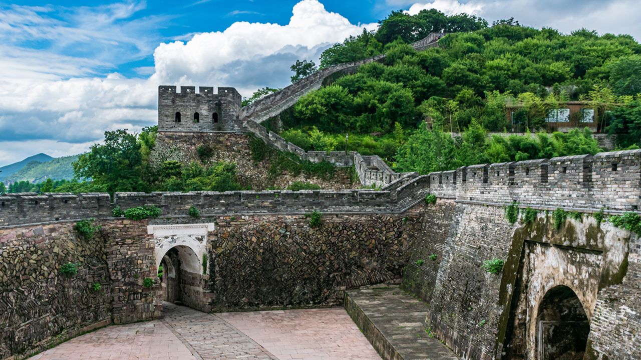 Linhai's historic city wall stretches more than 6,000 meters in length.