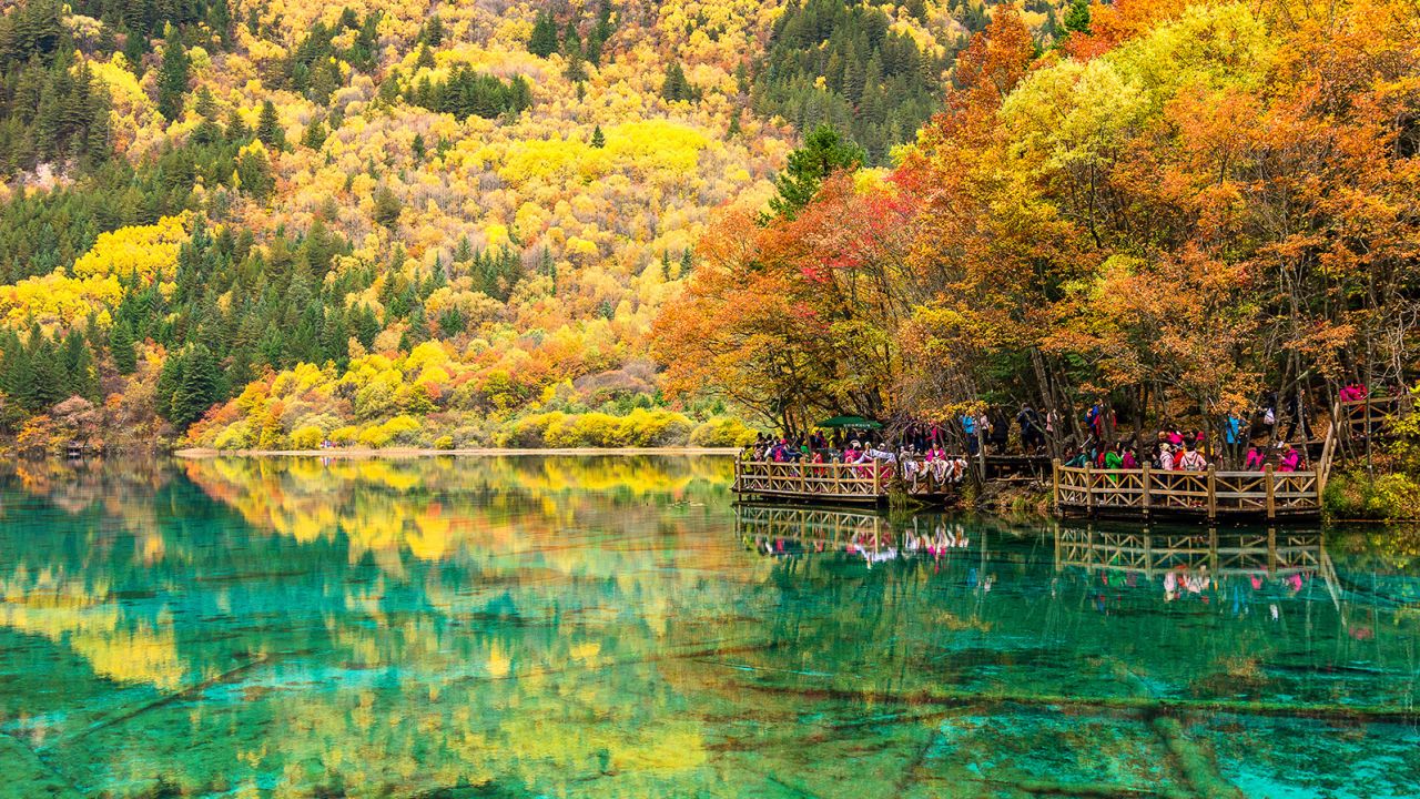 Jiuzhaigou، ذخیره‌گاه طبیعی و پارک ملی، از جمله جاذبه‌های آبا است. 