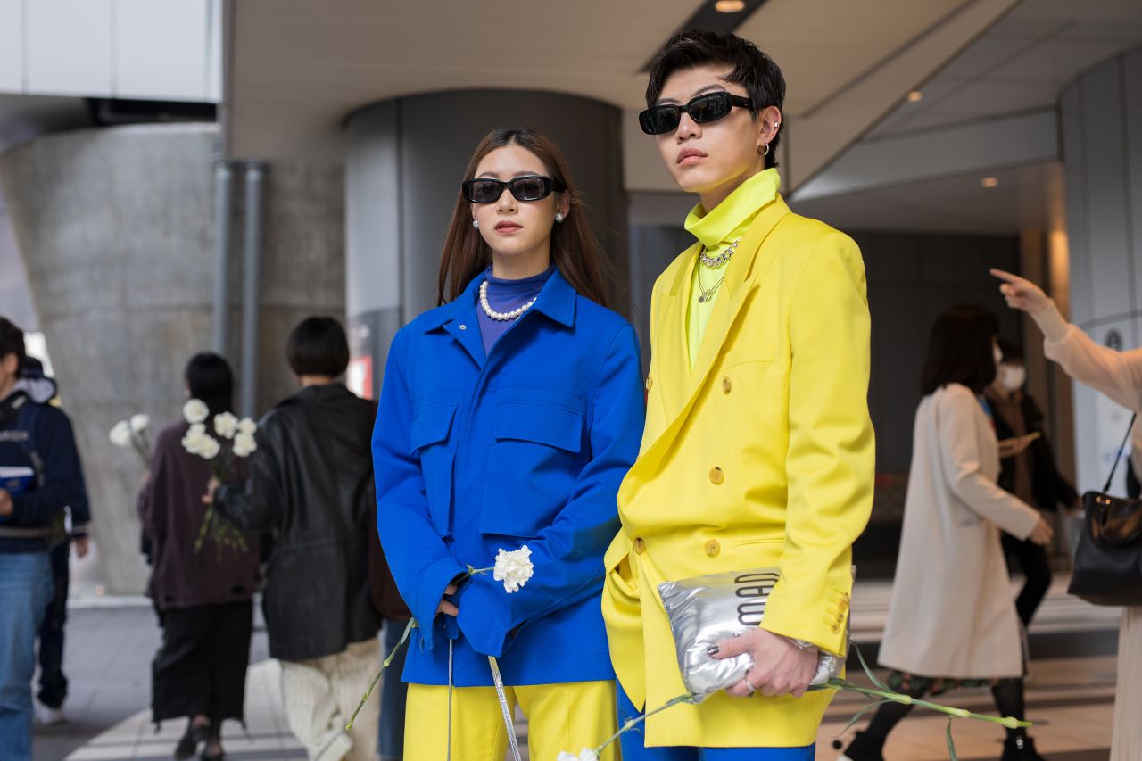 Guests who arrived in sharply tailored blue and yellow suits.