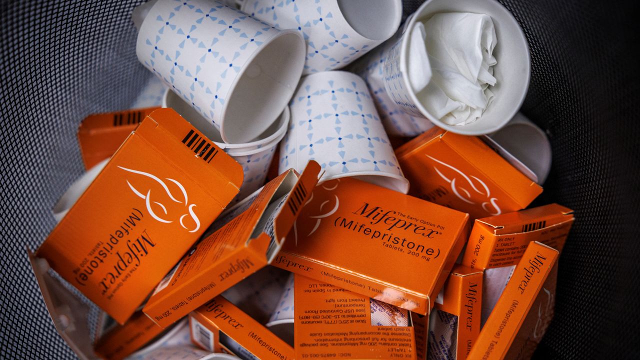 Những hộp thuốc Mifepristone đã qua sử dụng, loại thuốc đầu tiên được sử dụng trong phá thai nội khoa, chất đầy thùng rác tại Phòng khám Phụ nữ Alamo ở Albuquerque, New Mexico.