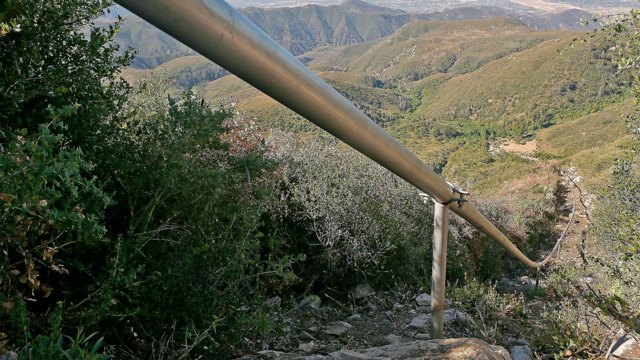Een pijpleiding transporteert water uit putten in het San Bernardino National Forest, Californië. 