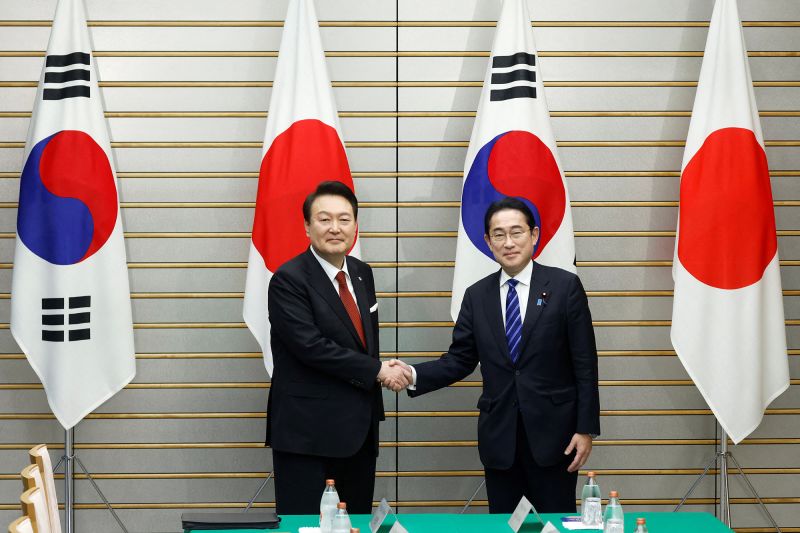 Japan and South Korea agree to mend ties as leaders meet following years of dispute image