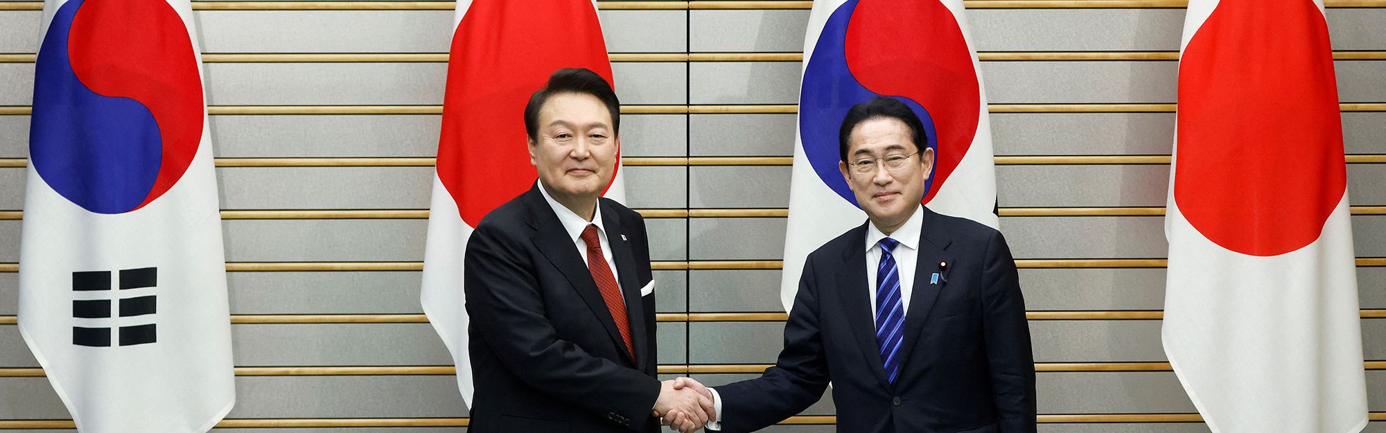 Japan and South Korea agree to mend ties as leaders meet following years of  dispute | CNN