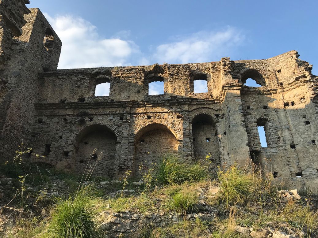 <strong>Revitalizing process: </strong>The only sections of San Severino di Centola that have been restyled, with public funds, are the castle, the path leading up to it, and the village piazza.