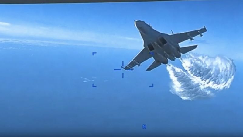 काला सागर के ऊपर एक रूसी लड़ाकू विमान द्वारा एक अमेरिकी ड्रोन को जबरन नीचे गिराए जाने का वीडियो फुटेज सामने आया है