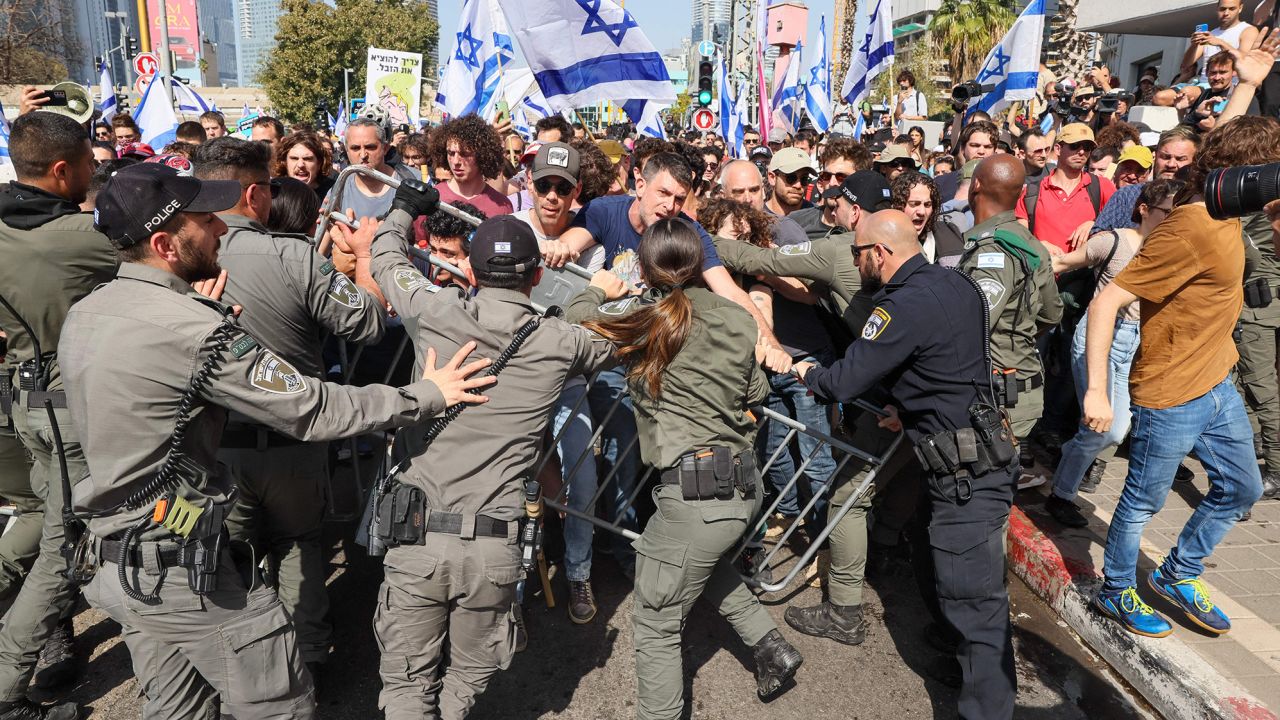 Les propositions ont suscité la fureur, faisant descendre des centaines de milliers d'Israéliens dans la rue