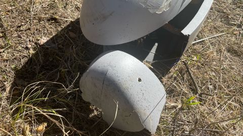 Los combatientes ucranianos dijeron que derribaron el dron que volaba bajo con pistolas.