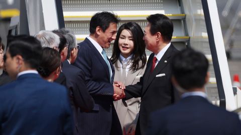 Güney Kore Devlet Başkanı Yoon Suk Yeol, 16 Mart 2023'te Tokyo'daki eşi Kim Keon-hee ile Haneda Uluslararası Havalimanı'na varıyor. 