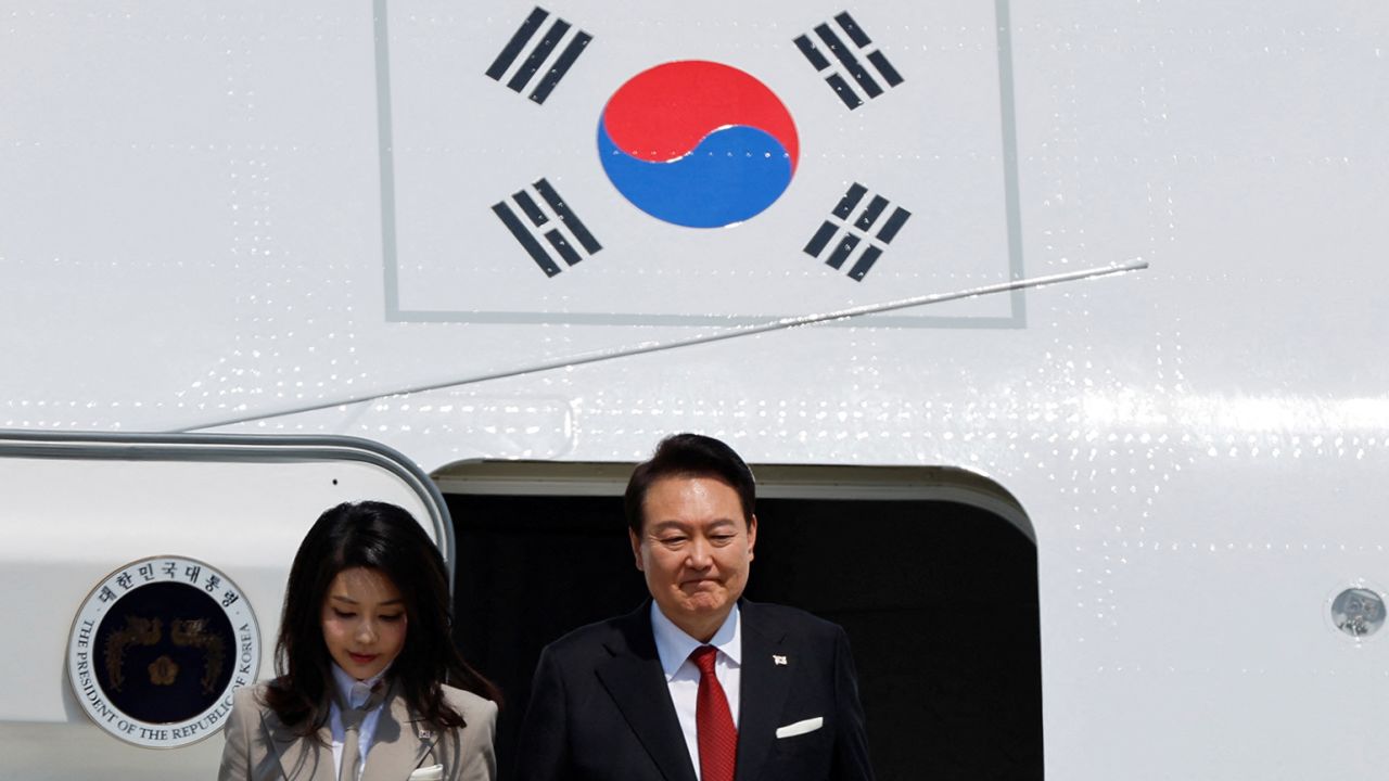South Korean leader in Japan for first visit in 12 years for fence-mending summit