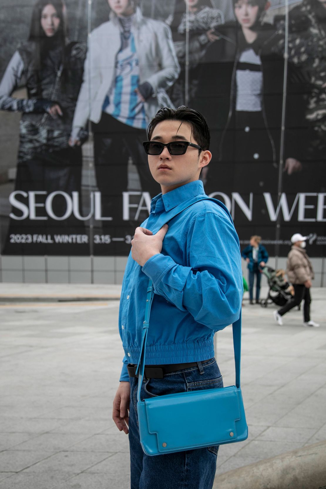 An attendee in a Nohant shirt, Martin Plan jeans and a light-blue Find Kapoor bag.