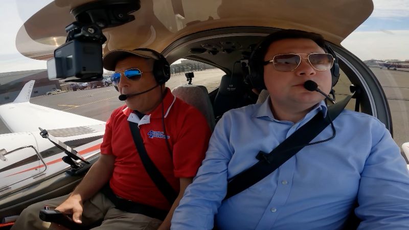 See pilot’s runway view and how he navigates close calls | CNN
