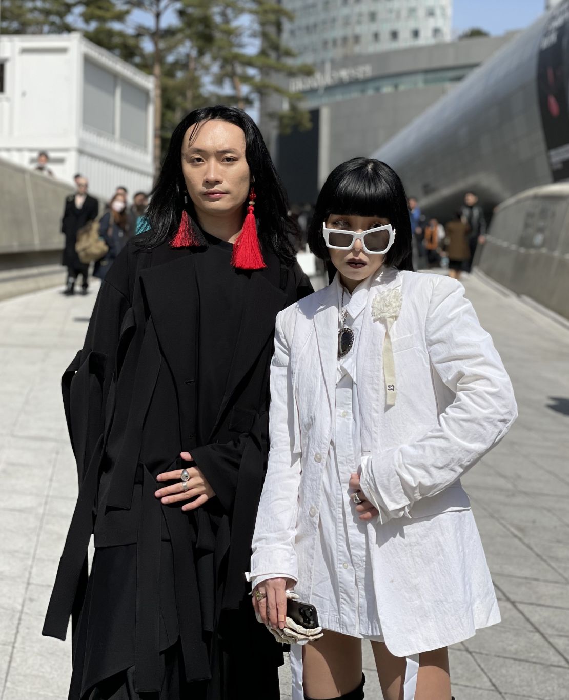 Suh Young-kwan and Seol Geum-nan, both 30, arrived wearing a combination of Korean and Western brands. "We do wear outfits like this every day but we put in more effort today, since we're watching a show."