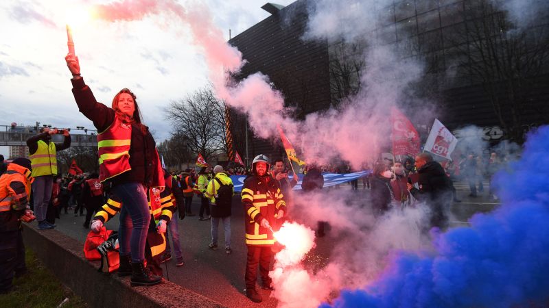 Macron se enfrenta a un voto de censura mientras el gobierno busca aumentar la edad de jubilación