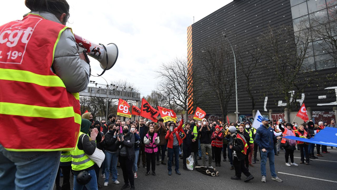 Los sindicalistas de la CGT se preparan para bloquear el tráfico en la carretera de circunvalación de París el 17 de marzo.